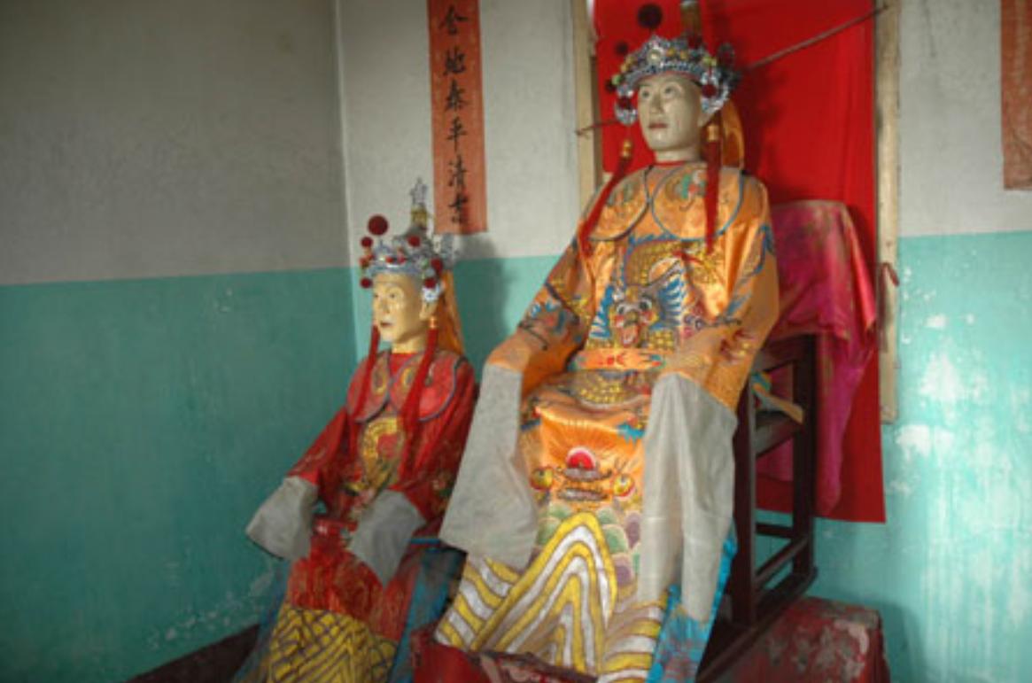 江西的一个小伙子，将父亲制成“木乃伊”，供奉在家中！江西上饶罗桥镇下山村，2