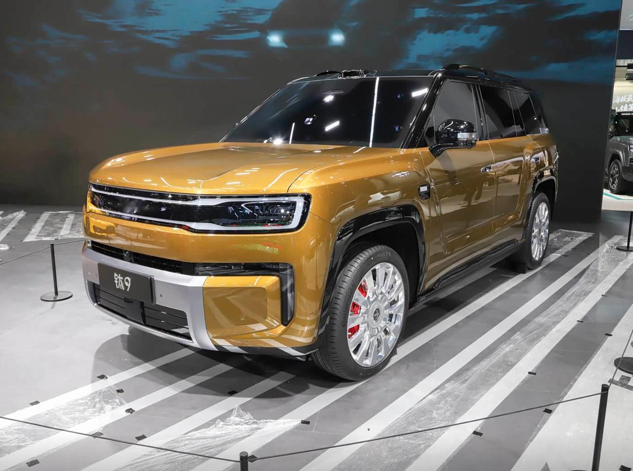 综合续航达2300km，方程豹钛9实车首爆。作为方程豹钛系列的旗舰车型，钛9是一