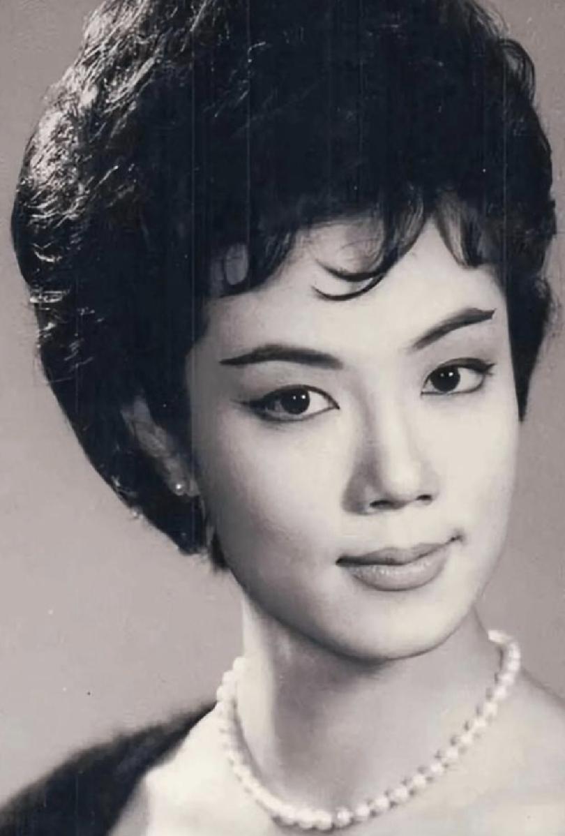 谢贤阅女无数，一生吃精粮。他心头的那束白月光，是他的初恋女友嘉玲。嘉玲和谢贤