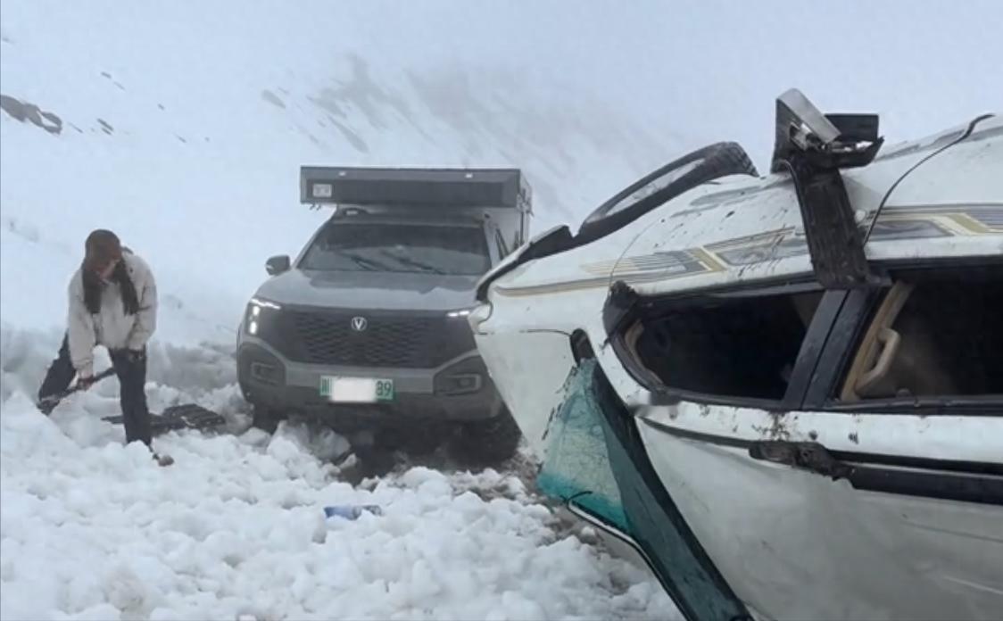 美女自驾游4800米雪山，遇翻滚车辆4人被困，救援时竟无人搭手，这是怎么回事？