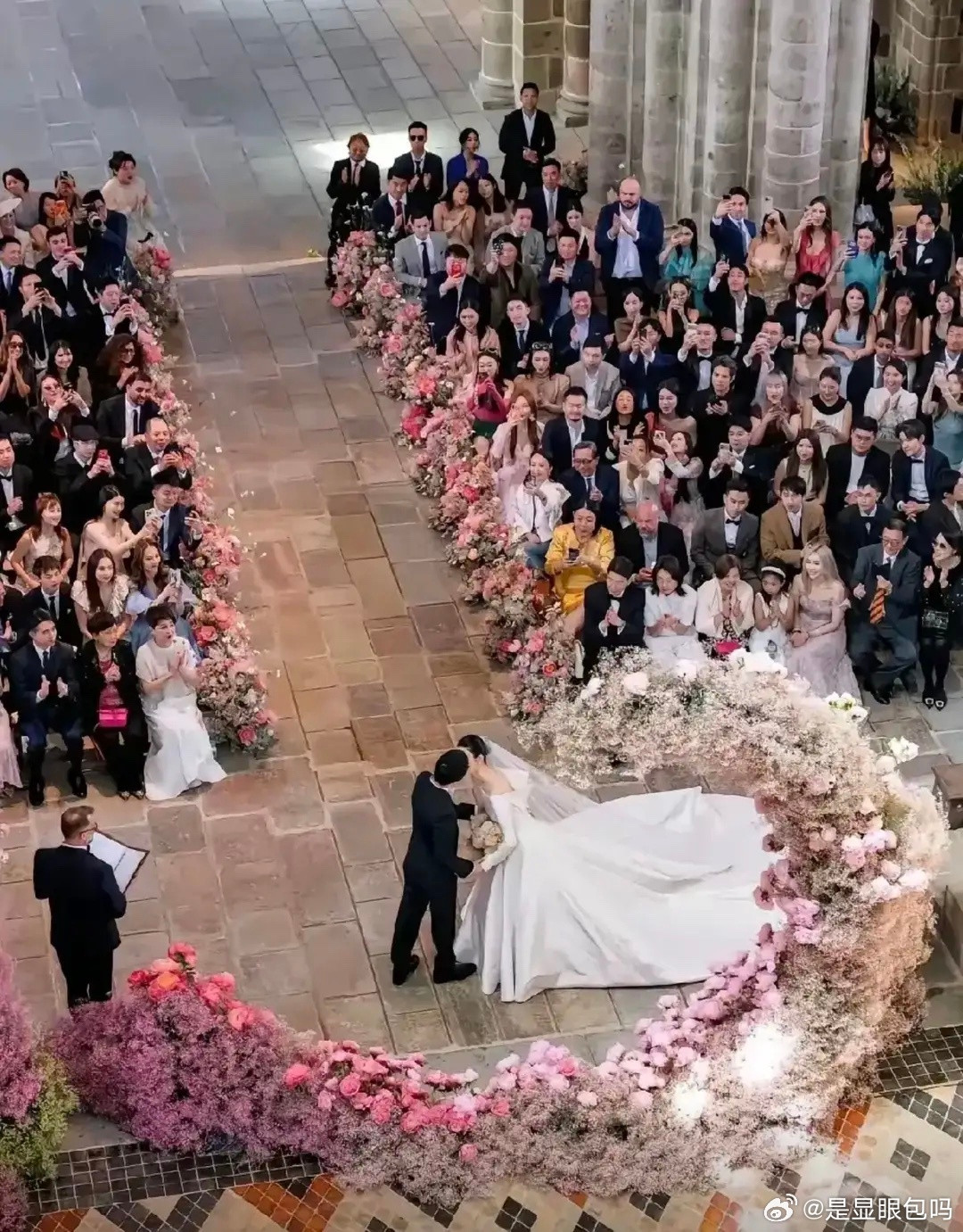 何猷君婚礼保姆被接到场观礼，坐奚梦瑶父母旁边，被四房视为至亲！