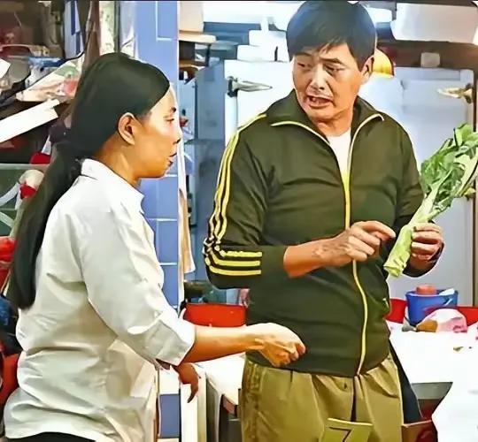 有人在香港街头拍到影帝周润发买菜，他和摊主大妈讨价还价买完青菜后，还非要免费再拿