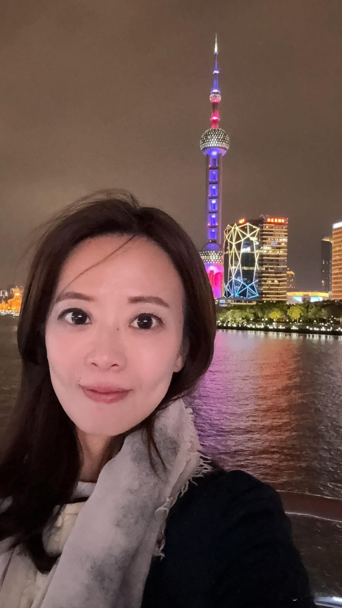 国民发言人江怡臻大陆行的四张照片！第一张是她夜游黄浦江以上海夜景为背景的照片，