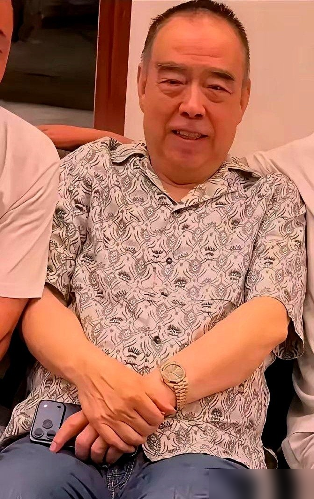 74岁陈凯歌穿着五位数的鞋，在三亚上亿别墅里浇花。旁边陈红素颜，白头发也不染了。两口子一天就三件事，