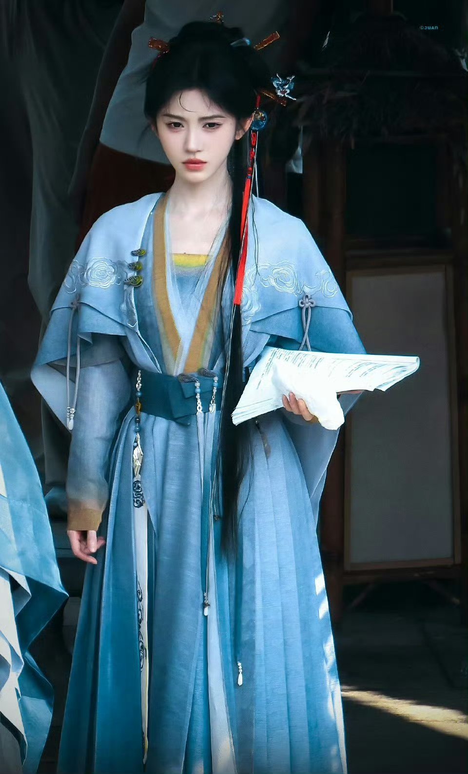每天穿这么长的戏服拍戏确实好热好热，注意防暑呀～鞠婧祎秋老虎怕了你了​​​