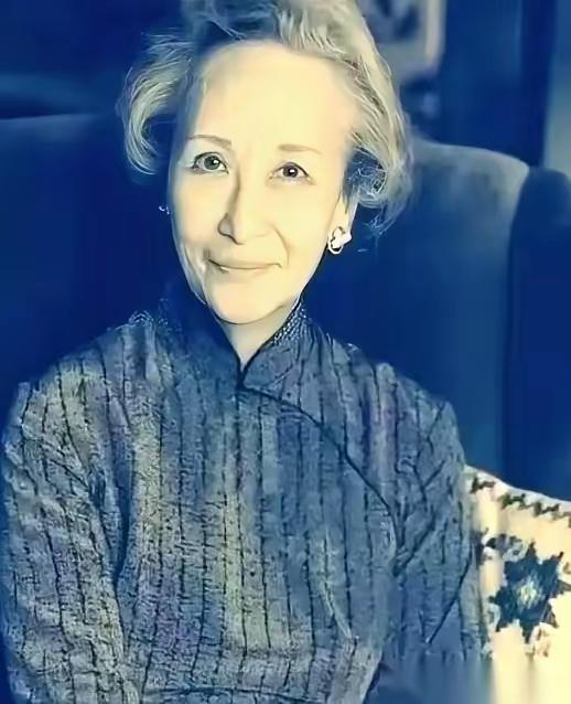 这个叫郑念的女人，有点硬。1973年，关了她七年的监狱要放她走，她堵在门口不出