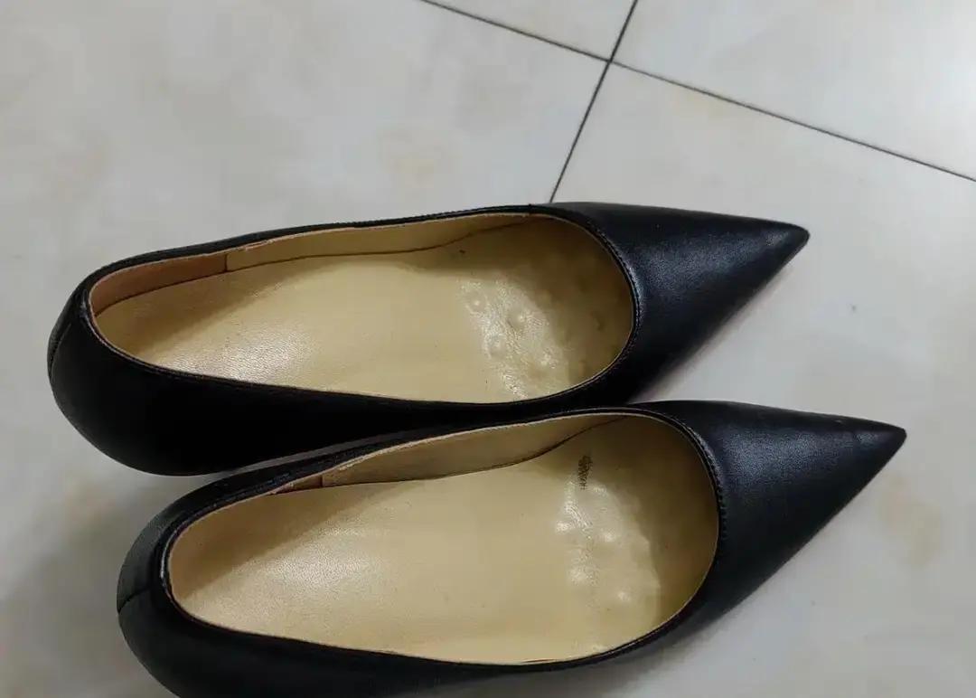 刚刷到有人买新鞋，鞋底却像被穿了三年，黄褐色结痂抠都抠不掉。博主拿酒精棉签擦