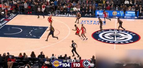 东契奇，湖人最后十秒，二选一。解说员王仕鹏在直播里点名了：“那个空位，为什么