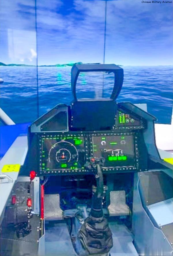 歼-16的玻璃化座舱，两块超大屏幕相当惹眼，之前只能看到实物的部分或模糊照片。现