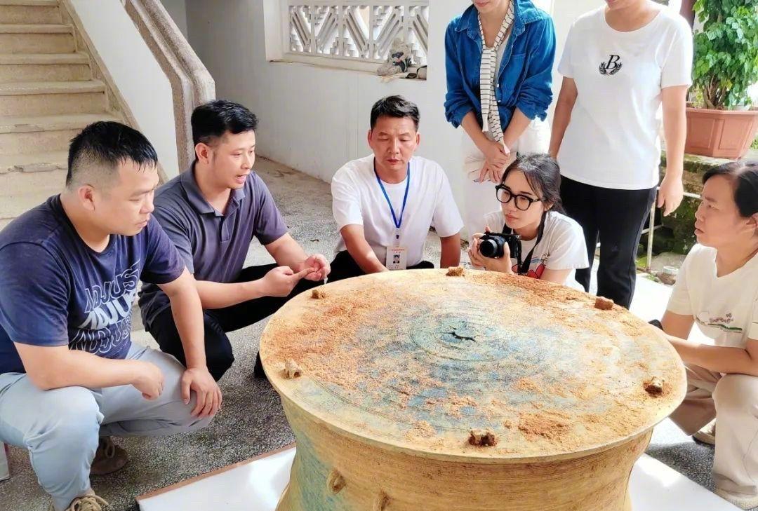 来看看1000多年的铜鼓该有的样子，对比与伤害一目了然。7月14日广西玉林北流市