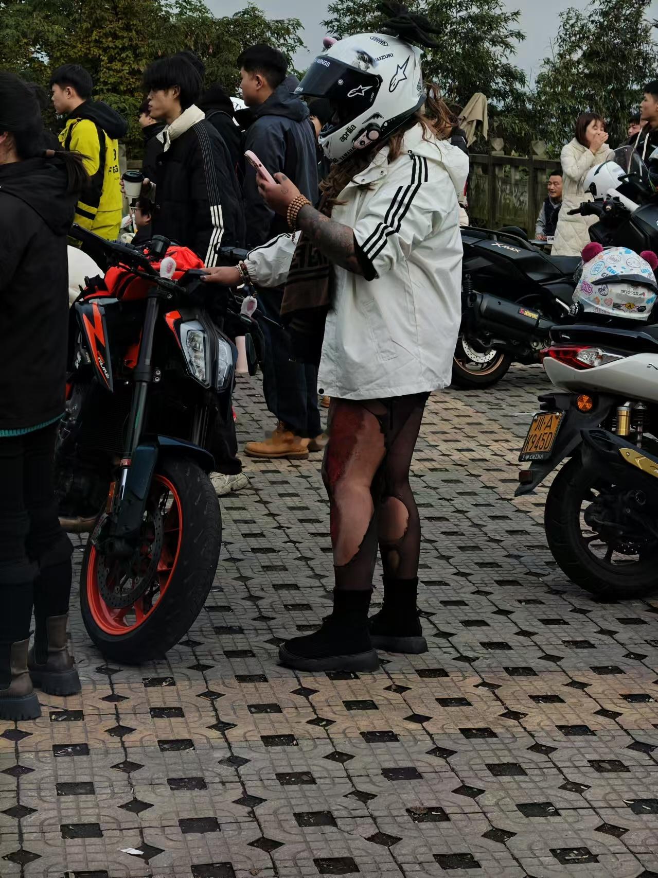 黑丝女骑摔车的后果~~~海阔试车超话