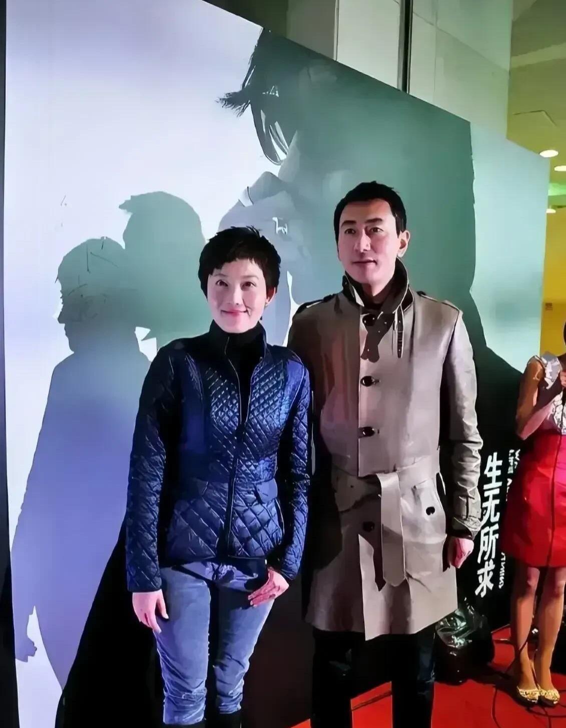 原来这是一对夫妻，而且他们都是央视的主持人，既是同事也是夫妻。妻子太漂亮了，短发