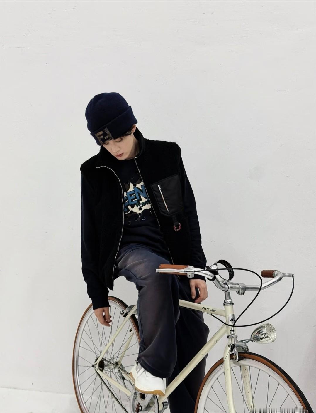 圣诞夜，别人在狂欢，檀健次一张INS照却让粉丝集体喊甜。照片里，他穿白T恤，咧