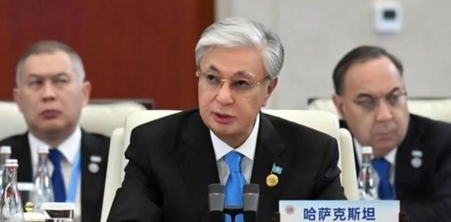 你有没有发现，哈萨克斯坦每次跟中国谈合作，嘴上说的是“互利共赢”，其实最怕的就是
