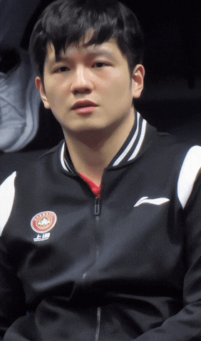 能让樊振东这般投入这般紧张地观赛的，你猜还有谁？是的，你猜对了，场上正在打比赛