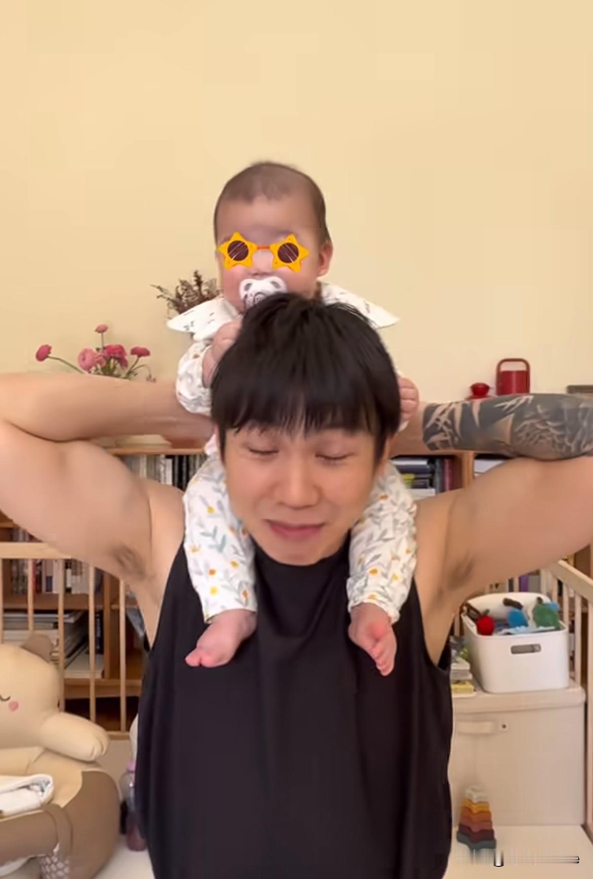 6月1日，白举纲可太会了！儿童节秀女儿，上来就是一句，跟你们没有女儿的说不清！