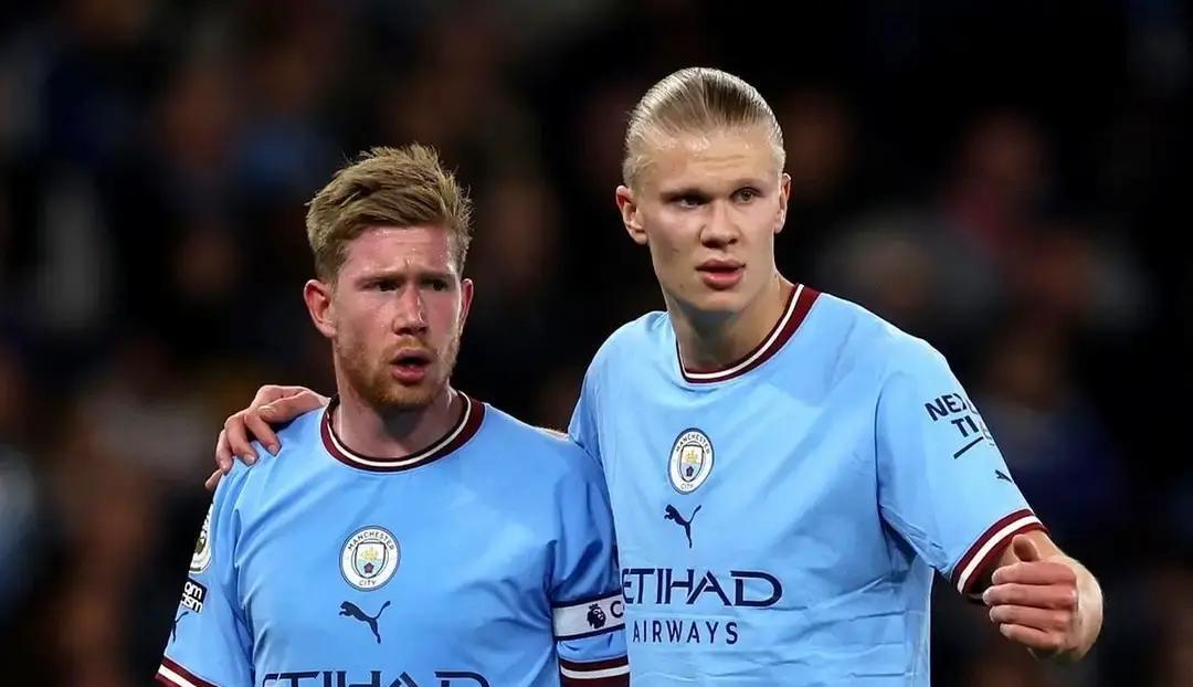 等了瓜迪奥拉三年，这三年曼城欧冠最好成绩是十六强。董事会会议室里没人拍桌子喊换