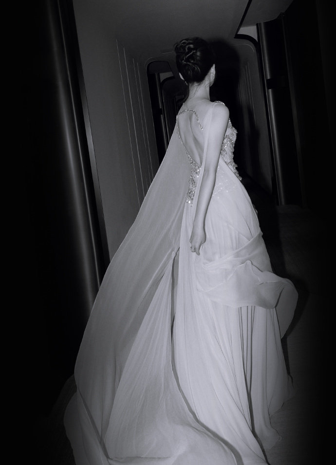 张婧仪大露背纱裙张婧仪大露背纱裙好美闪耀白玉兰！张婧仪