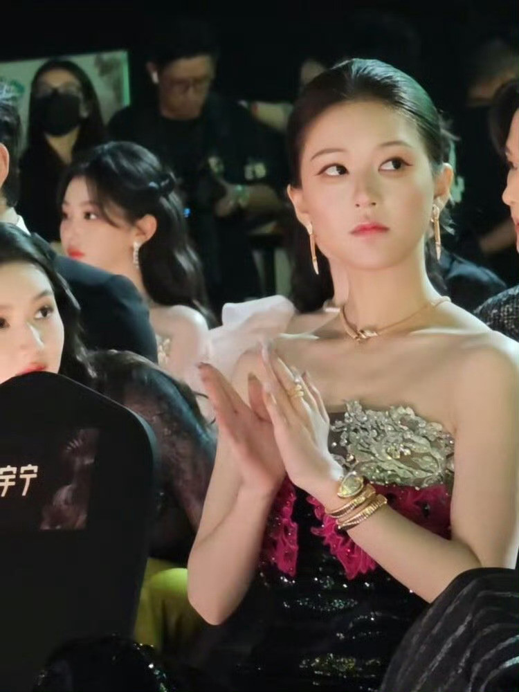 我露以后能不能别自己化妆了，粉丝的命就不是命了吗。。。。。