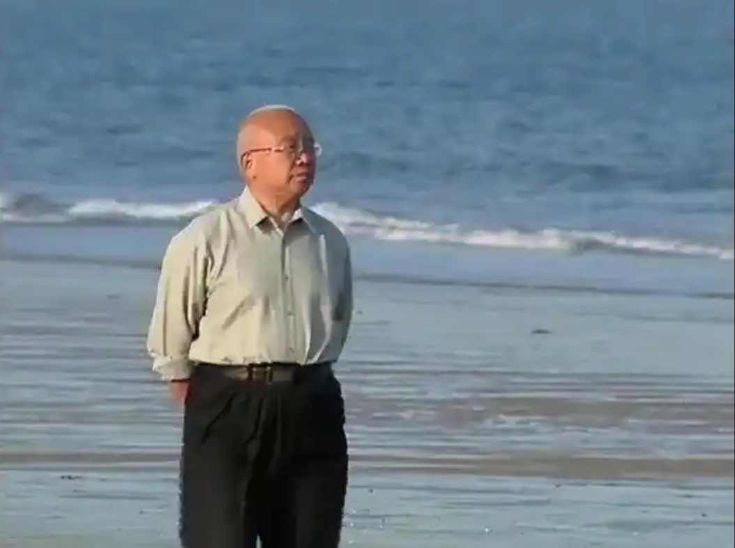1987年的某个深夜，青岛某医院精神科走廊里，54岁的魏世杰正用身体抵住剧烈挣扎