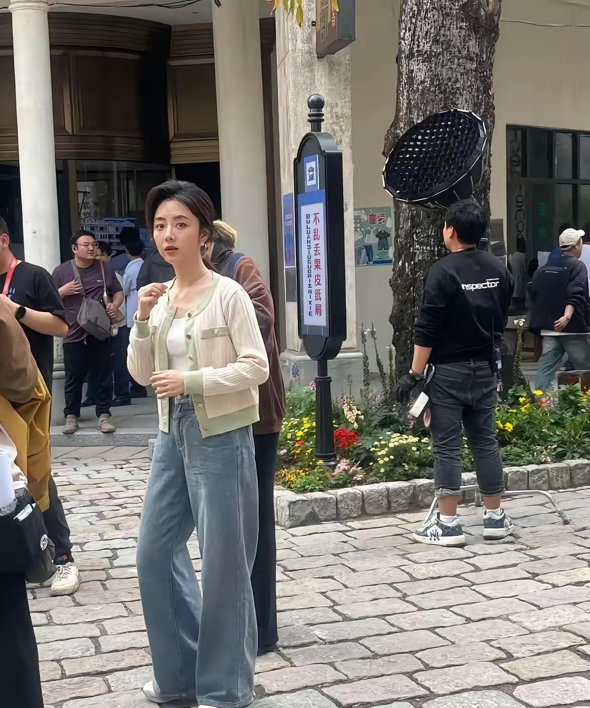刷到路人拍的谭松韵时，我直接愣住——镜头里怎么还透着点显老？直到刷到一堆偶遇爆料