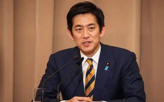 高市刚凉，两大狠角就抢班夺权，结局太讽刺。高市早苗还没下台，日本首相的接班大戏就