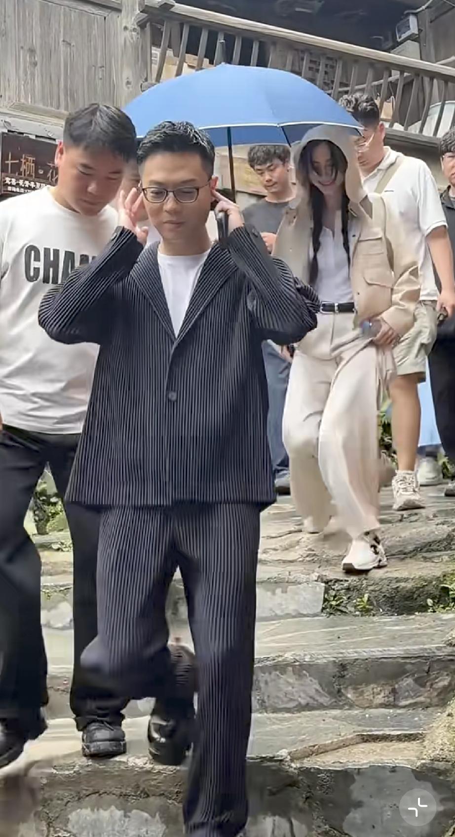 5月16日，Angelababy现身贵州千户苗寨，路人镜头下她个子好矮啊，穿了白