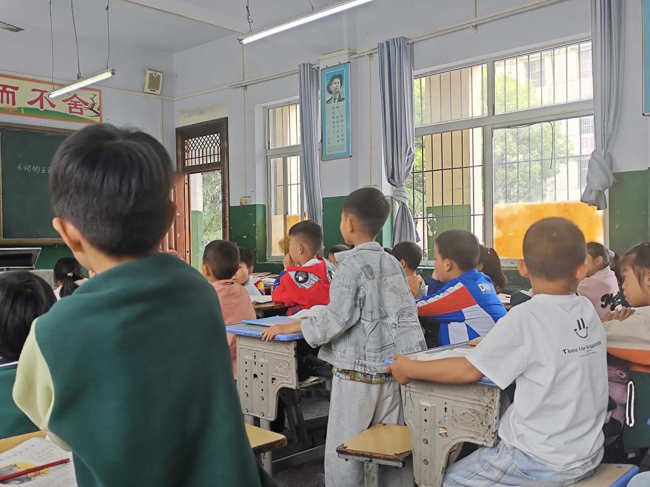 面对“顽固不化、对着干”的学生，教师常感到“打不得、骂不管用”，甚至产生无力感。