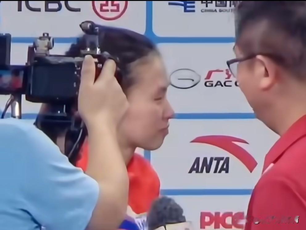 原来昨晚上陈芋汐夺冠后哭得梨花带雨的[哭哭][哭哭]央视记者也是跟着陈芋汐痛哭流