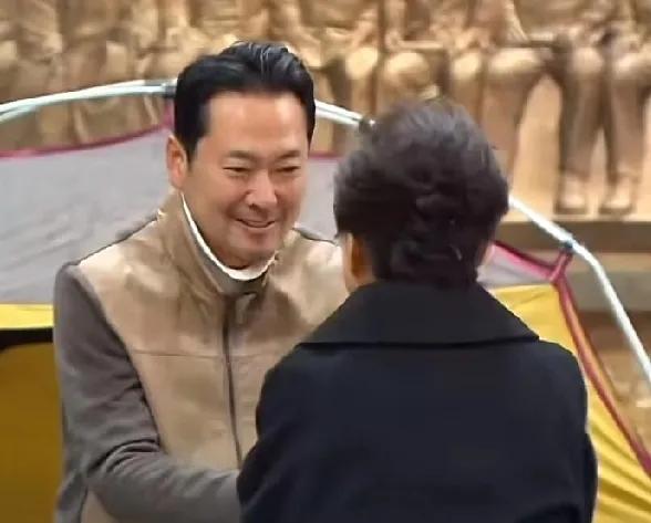 为劝张东赫停止绝食去医院治疗，十年未踏进国会的朴槿惠，再次出现大众面前，而只坚持