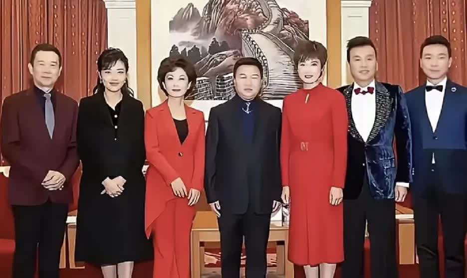 一张主持人合影，有赵宝乐、周涛、张泽群、海霞、康辉，中间两位你知道是谁吗？你喜欢