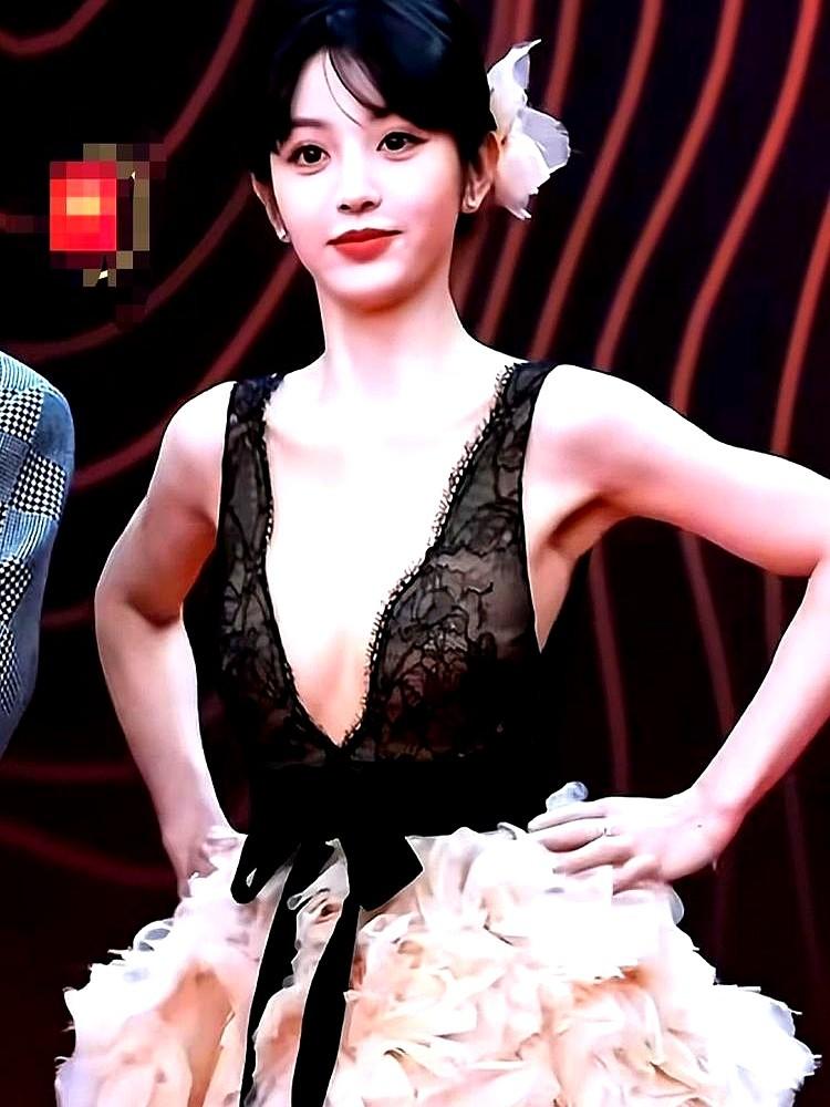 内娱红毯又开始集体捂胸了，结果田曦薇直接杀了出来！姐们儿一身深V礼服，双手就