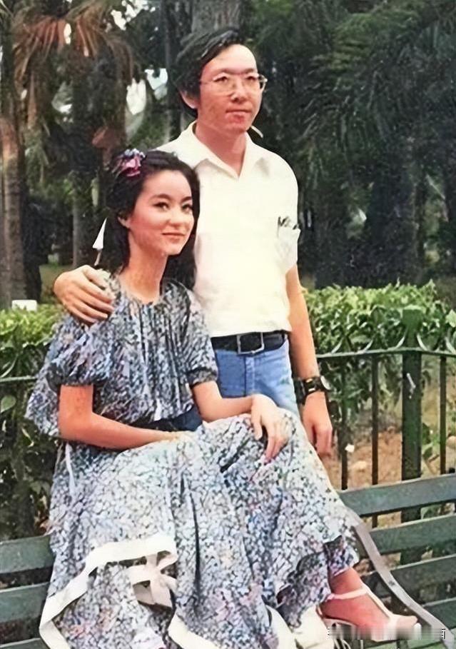 年轻时的林青霞确实美，圈里公认的无可挑剔，五官完美，留着齐肩的短发飒爽迷人。别看