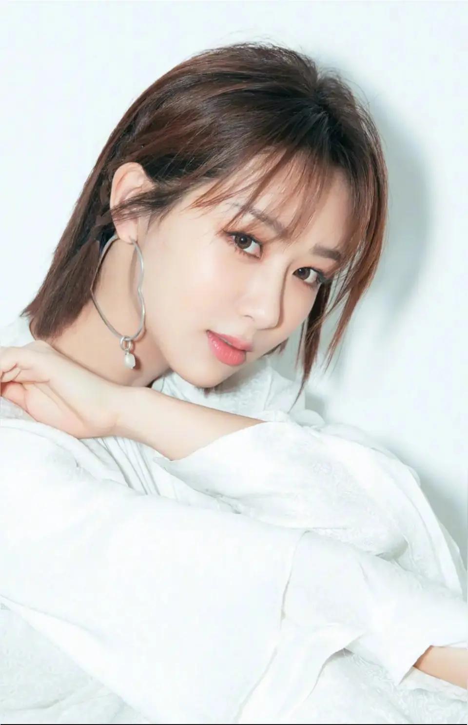 90后实力演员杨紫,演技如何?杨紫的长相清秀耐看，她有着一张方圆柔和的脸型一