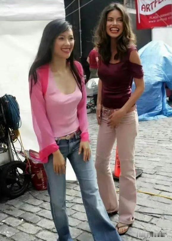 20年前的章子怡，私服居然这么“接地气”？粉色大领口上衣配低腰牛仔裤，放现在看简