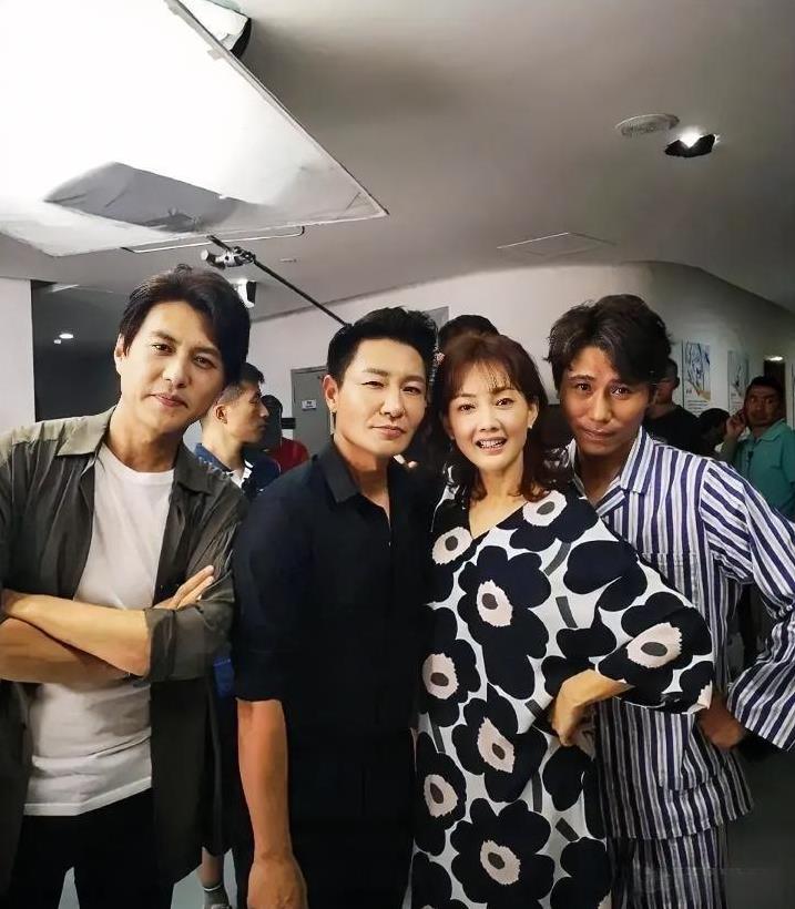 左边的是大帅哥靳东，右边是女演员牛莉和李乃文，左二这位是谁？梳着二八开小分头，眼