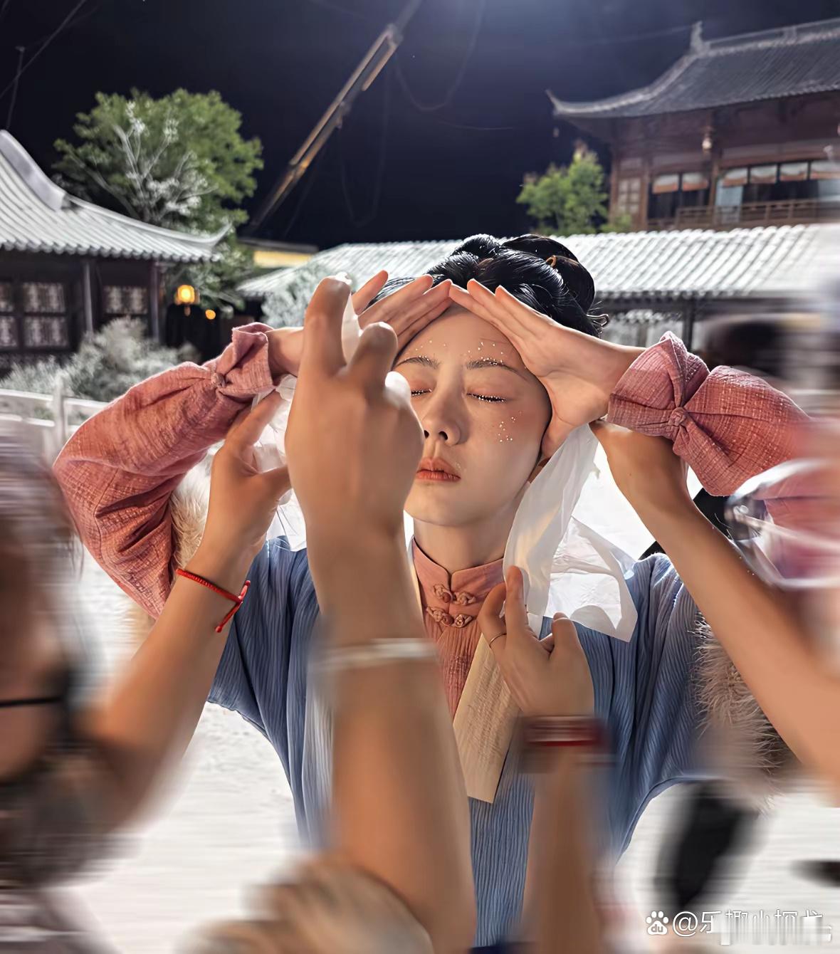 谭松韵这次拍戏，化妆师往她脸上扎了6到7个小时的针。别误会，这不是什么医美，是在