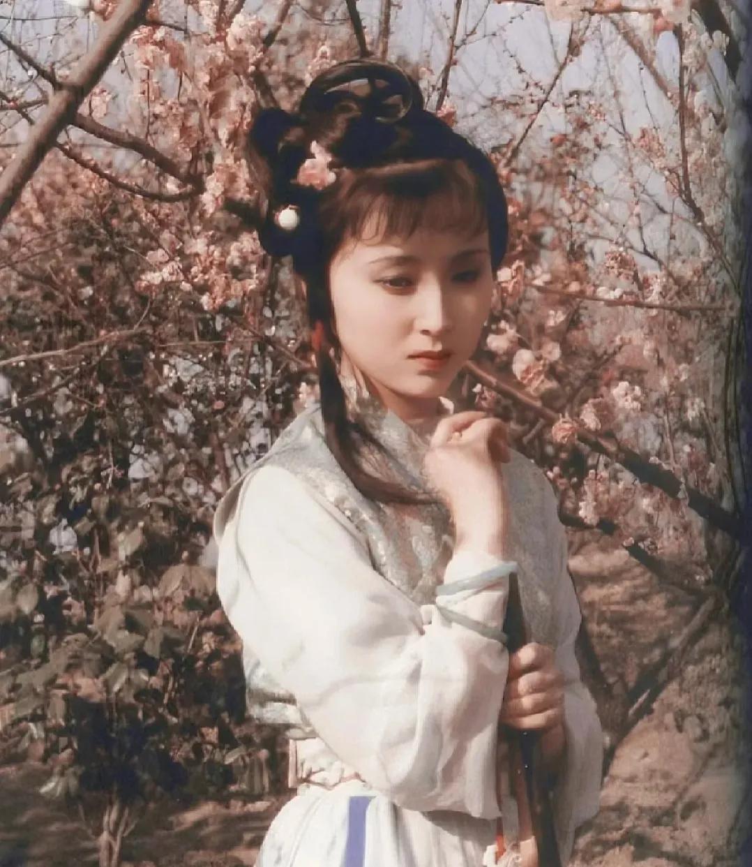 网友提问看《红楼梦》里太太奶奶们戴的翡翠手镯，总觉得“圈口大得能甩飞”，难道古人