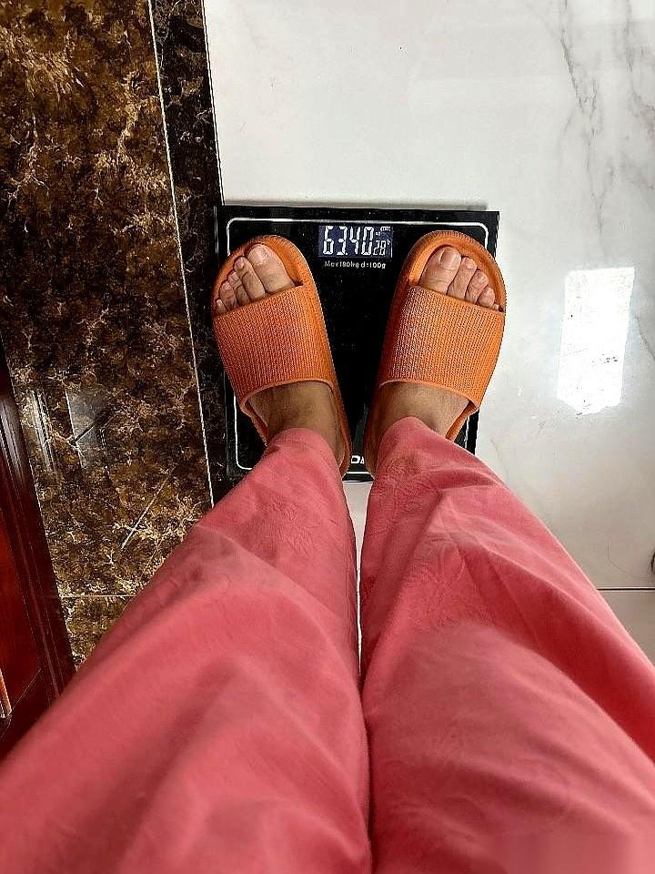 去年摔了一跤，拄上拐了，饭吃得比猫都少。结果你猜怎么着？体重跟坐了火箭似的，