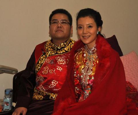 女明星前夫的奢侈生活被扒出！9辆不同牌子的豪车、151根沉甸甸的金条、2000多