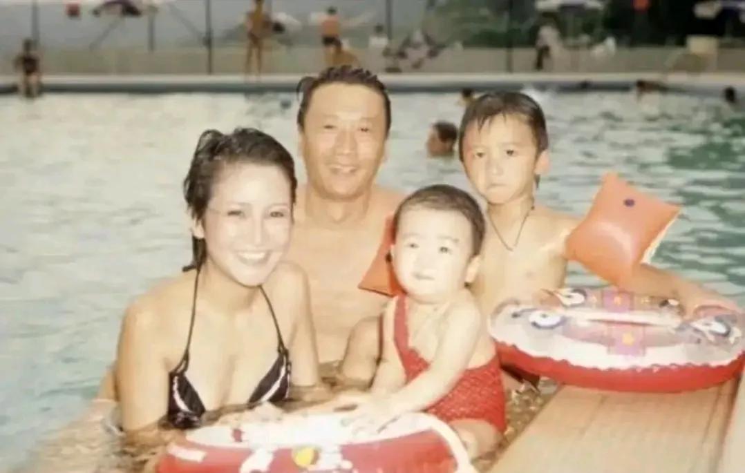 短发的狄波拉真好看，谢贤家有美娇妻不知心里得意不？一家人合照，只有谢霆锋不笑，好