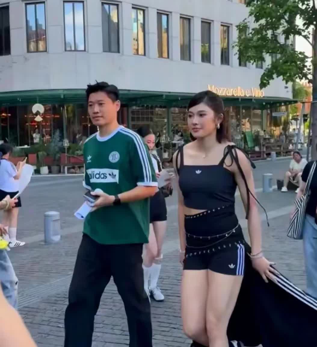 路人博主镜头下的吴艳妮，体格健壮、大腿肌肉发达。运动员的体格特征在路人视角下比她
