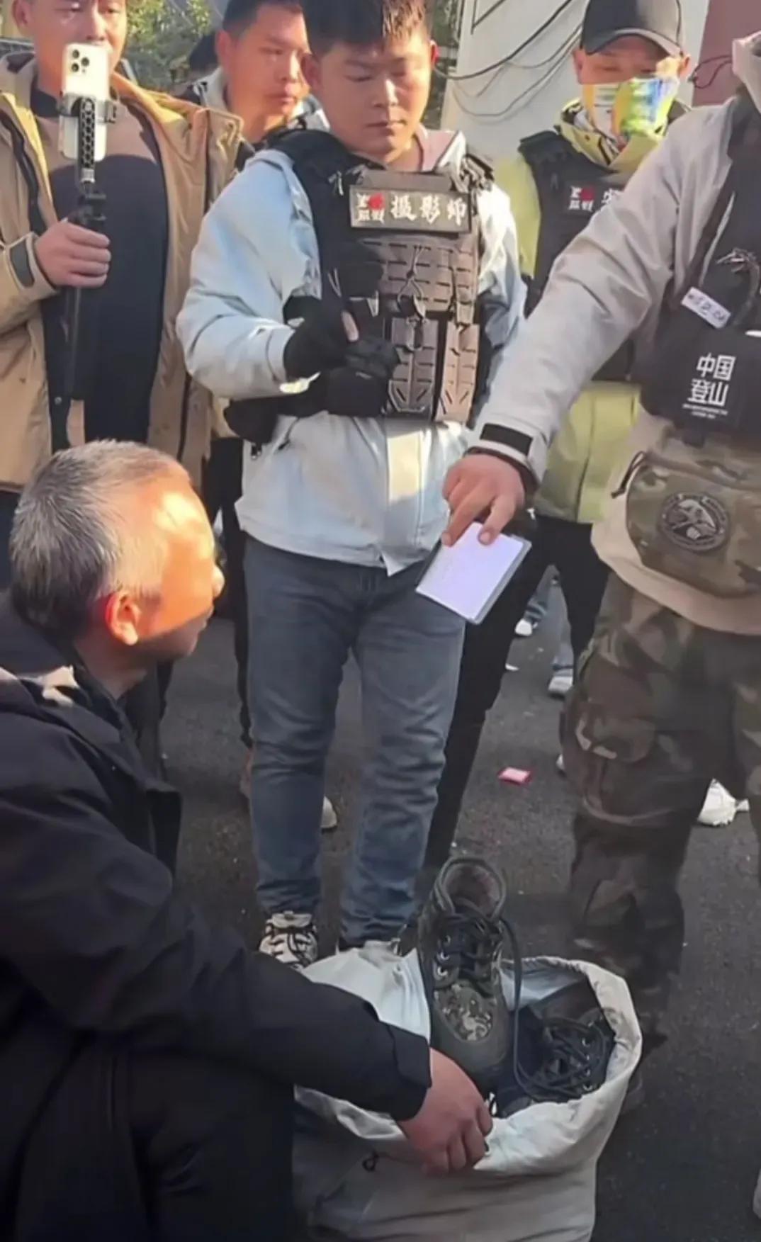 荒野求生进入新一轮的比赛，老中医还没进场就被罚下，这下可尴尬了，这可是决赛第一个