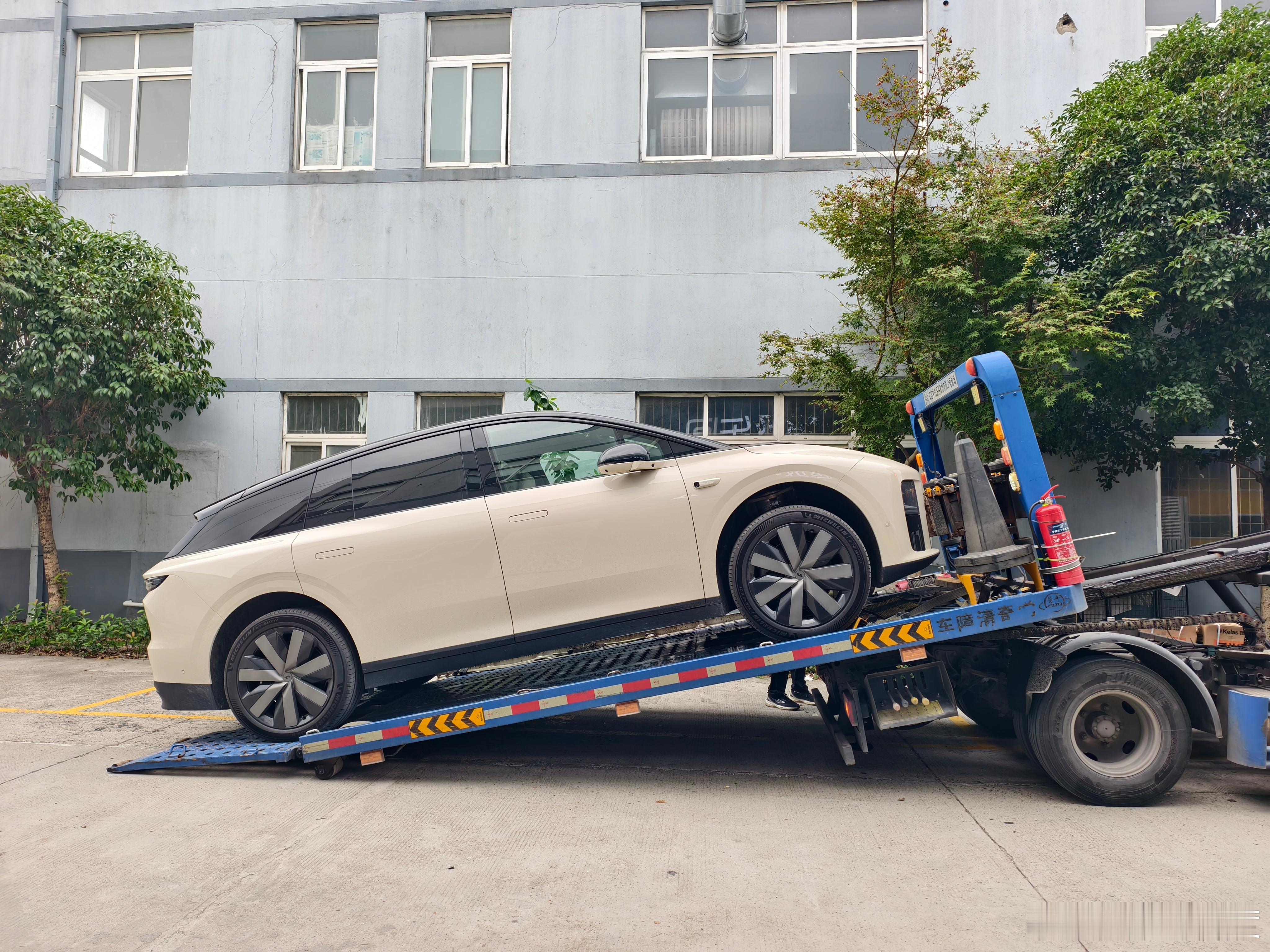 我的银色四驱理想i6还在等待排产，先搞一台宇宙拿铁的测试车开几天。​​​