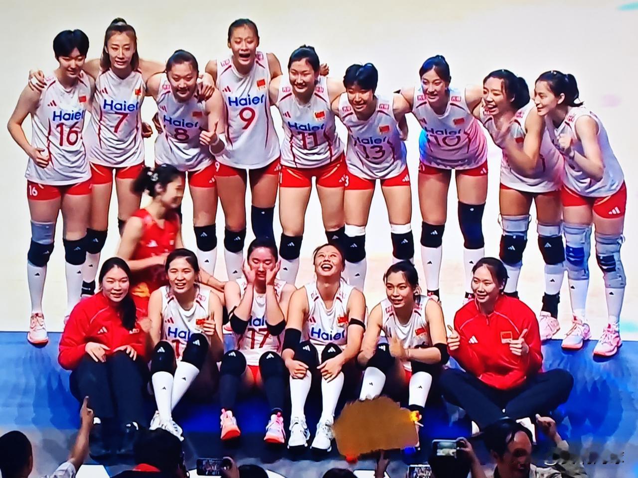 热烈祝贺🇨🇳中国女排上演黑九传奇五盘逆转战胜🇺🇸美国队闯进世界女排联赛总
