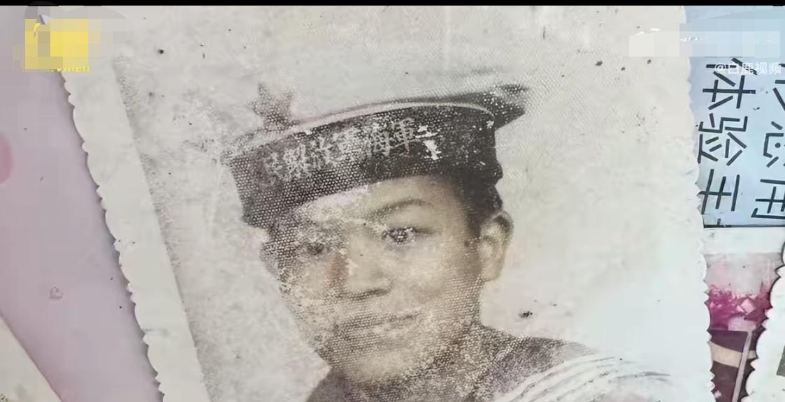 他黑黑瘦瘦，从青丝到白发，守护了香港46年。香港最高的行政长官林郑月娥说，他是香