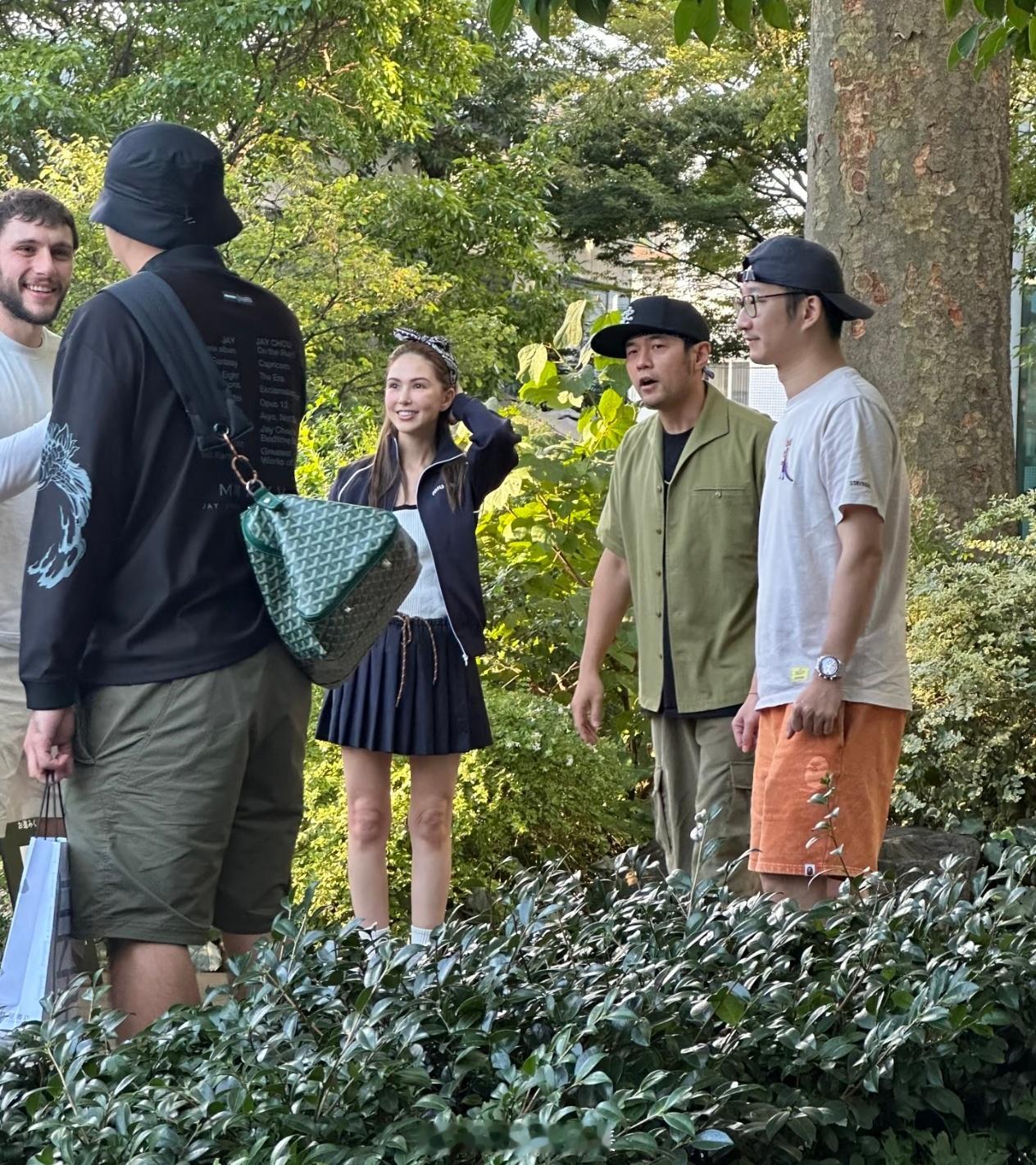 日本代官山偶遇周杰伦昆凌日本代官山偶遇周杰伦昆凌，夫妻俩和朋友热聊。​​​