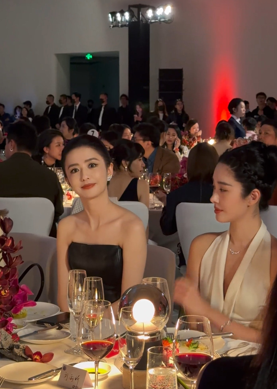 佟丽娅一个对视把我美晕谁能拒绝佟丽娅的一个对视啊！完美的五官搭配绝佳的头骨，每