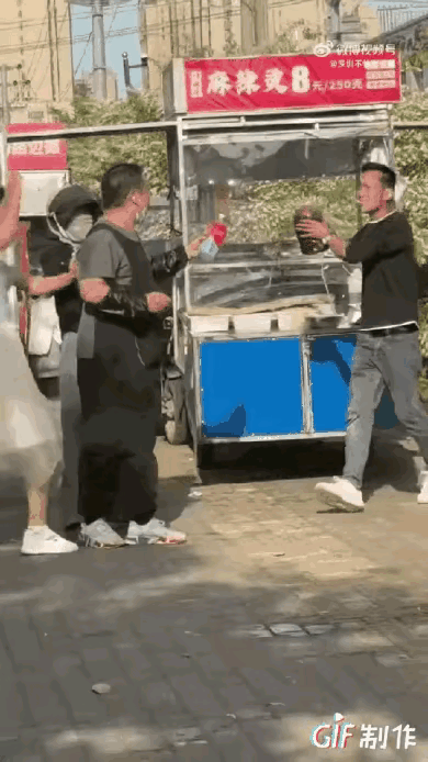 美女祭出“杀手锏”轻轻一弹人马翻男人打架都是拿扳櫈，找菜刀[捂脸哭]这白衣