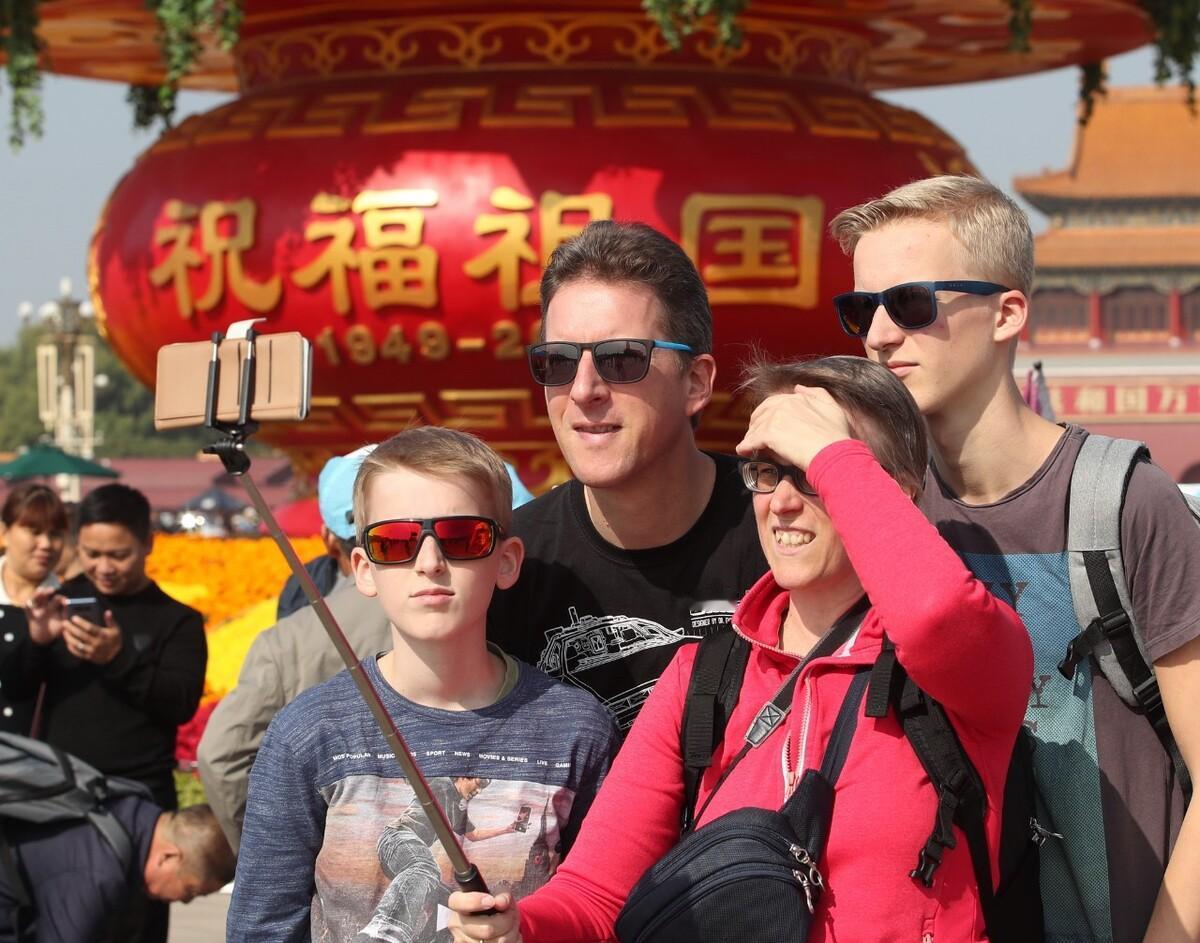 1.3亿老外涌入中国后，外媒开始发现不对劲了，直呼中美情况截然相反！就在这两